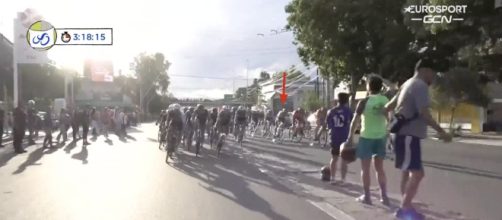 Ciclismo, Evenepoel rischia di investire una donna nella prima tappa della Vuelta San Juan.
