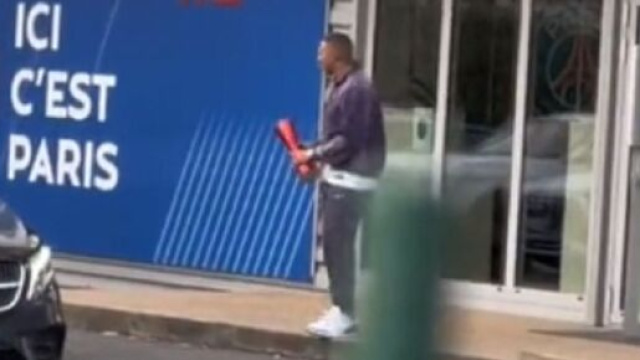 Kylian Mbappé à la sortie du centre d'entrainement du PSG (capture Twitter Kadidiuux)