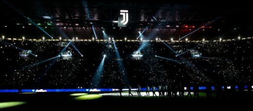 Un'immagine notturna dello Juventus Stadium.