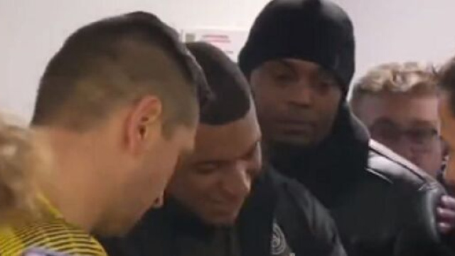 Kylian Mbappé signant des autographes aux joueurs de l'US Pays de Cassel (capture Twitter Killy Mbappé)