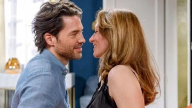 Tempesta d'amore, trame tedesche: Karl vorrebbe passare una notte di passione con Ariane.