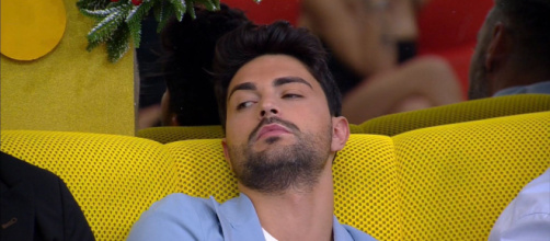 GF Vip, Davide viola il regolamento e l'autrice interviene furiosa: 'Subito in magazzino'.