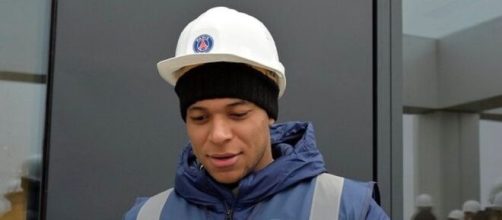 Kylian Mbappé en tenue de chantier (capture Twitter PSG COMMUNITY)