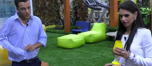 GFVip7, Edoardo strattona Antonella durante un litigio (Video).