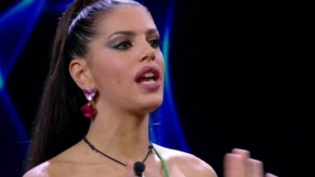 GFVip 7, Nicole imita Oriana e menziona Antonella, lei: 'Evitate di parlare sempre di me'.