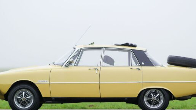 Linea della Rover 2000 con tetto apribile.