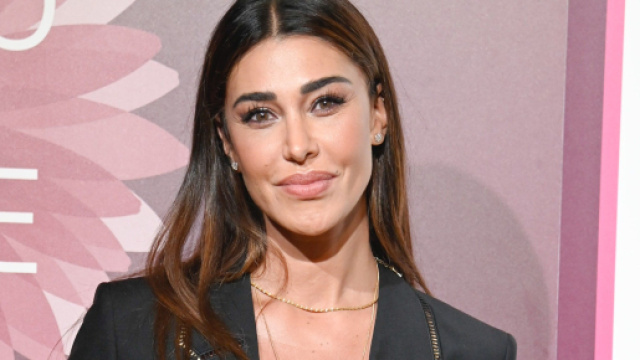 Belen Rodriguez troppo magra per un fan, mamma risponde: 'E' per quello che è così bella'.