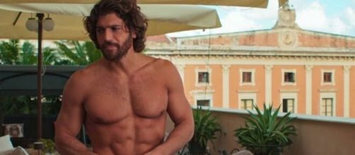 Can Yaman, retroscena sull'Isola dei famosi