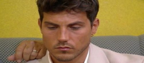 Gf VIP, Daniele Dal Moro spiazza Onestini: 'C’è il rischio che possa saltare il programma'.
