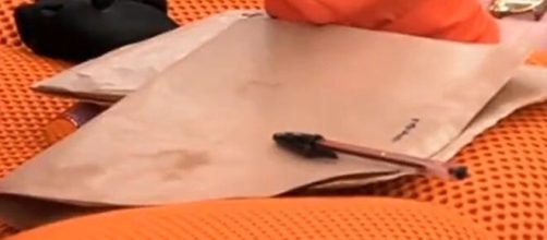GFVip 7, Nikita scrive su un pezzo di carta durante le nomination: la regia interviene.