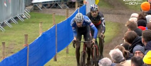 Mathieu Van der Poel e Wout van Aert impegnati nel ciclocross di Herentals