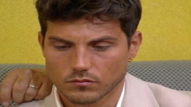 Gf VIP, Daniele Dal Moro spiazza Onestini: 'C&rsquo;&egrave; il rischio che possa saltare il programma'.