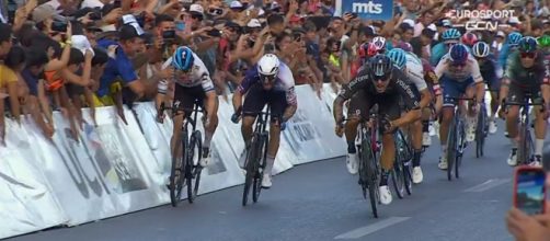 Ciclismo, Fabio Jakobsen colpito da uno spettatore alla Vuelta a San Juan.