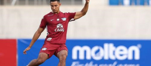 Faiq Bolkiah sous les couleurs du Chonburi FC (capture Facebook officiel de GQ France)