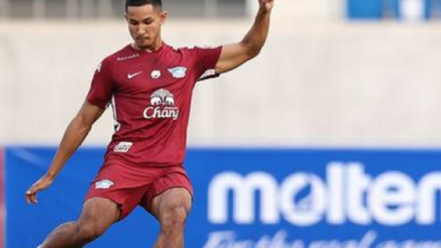 Faiq Bolkiah sous les couleurs du Chonburi FC (capture Facebook officiel de GQ France)