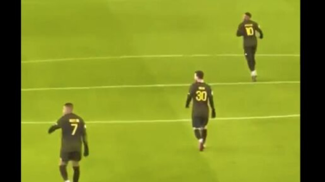 Un replacement défensif qui laisse à désirer pour Mbappé et Messi (screenshot Twitter - @HRivayrand)