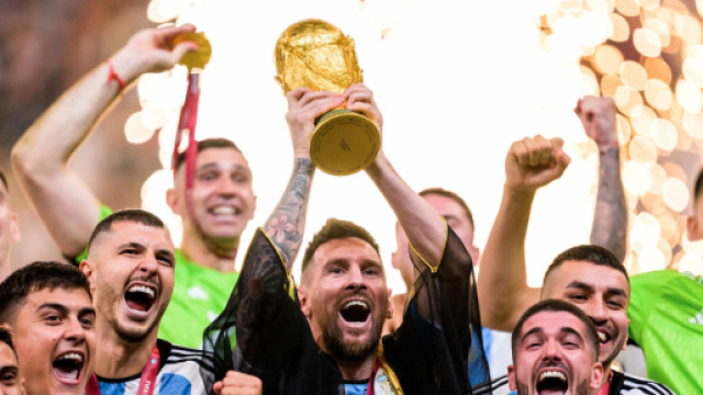 Messi plus heureux que jamais après son sacre au Mondial au Qatar. (screenshot Twitter - @ActuFoot_)