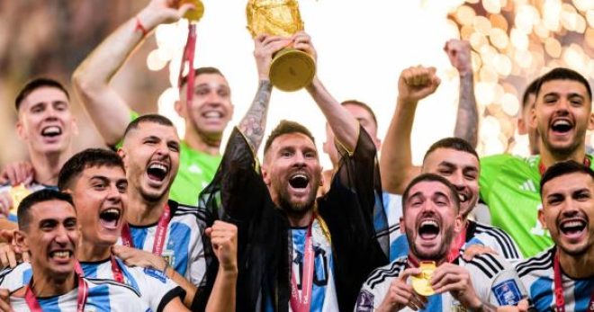 Messi abre la celebración de Argentina y Martínez