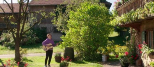 Tempesta d'amore, trame tedesche: Max tenta di riconquistare Vanessa con una serenata.
