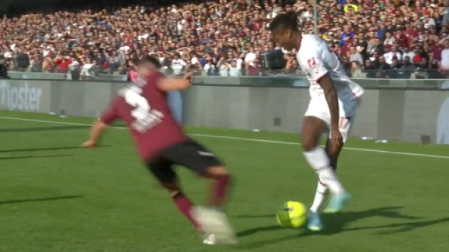 Le geste technique magnifique de Leao contre la Salernita agite la Toile. (crédit Twitter BeIN Sports)