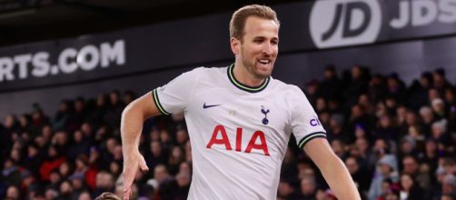 Kane acabou com o jogo (Reprodução/Twitter/@SpursOfficial)