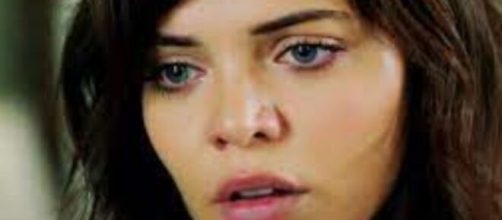 Terra amara episodi 9 e 10/1: Huseyin si costituisce, Zuleyha si taglia le vene dei polsi.