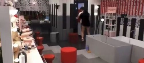 Grande Fratello Vip Edoardo E Antonella Si Chiudono In Bagno La Regia Interviene Video