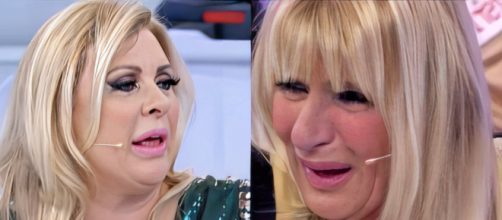 U&D, riprese 6/1: Tina fa alzare il pubblico per fare gli auguri della Befana a Gemma