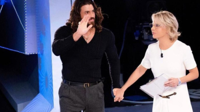 Can Yaman torna a C'è posta per te del 7 gennaio.