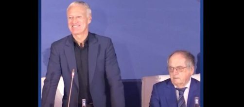 Didier Deschamps et Noël Le Graët au coeur d'un échange insolite en conférence de presse. (crédit Twitter)
