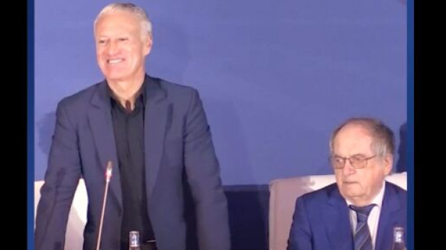 Didier Deschamps et Noël Le Graët au coeur d'un échange insolite en conférence de presse. (crédit Twitter)