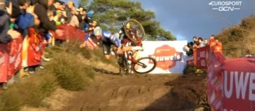 La caduta di Mathieu Van der Poel nella gara di ciclocross di Zonhoven.