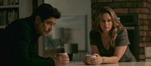 Benicio del Toro e Alicia Silverstone em cena de 'Camaleões' (Divulgação/Netflix)