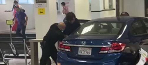 El coche quedó incrustado en la sede diplomática en San Francisco (X, @MeganoticiasMx)