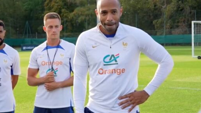 Henry aux manettes de l'équipe de France Espoirs. (screenshot Twitter - @equipedefrance)