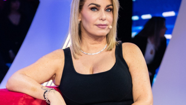 Sonia Bruganelli ironizza sul flirt con Spinalbese: 'Mi dispiace per Dagospia e per me'.