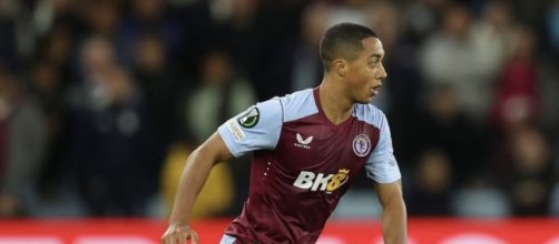 In foto Youri Tielemans, centrocampista dell'Aston Villa.