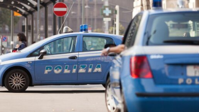 Firenze, anziano aggredito da un ladro in strada: nessuno interviene.
