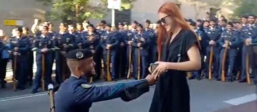 El militar saca un anillo de su bolsillo (X, @EMADmde)