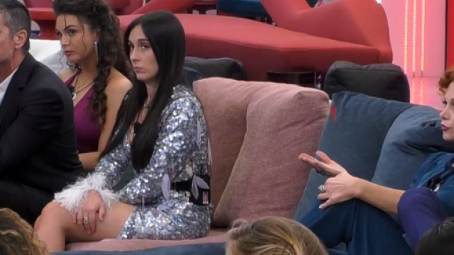 GF, Alfonso Signorini riprende Massimiliano: 'Non sei a casa tua'.