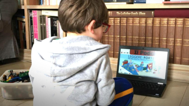 Bambini e digitale, secondo i pediatri bisogna evitare l'uso dei devices fino ai 9 anni.