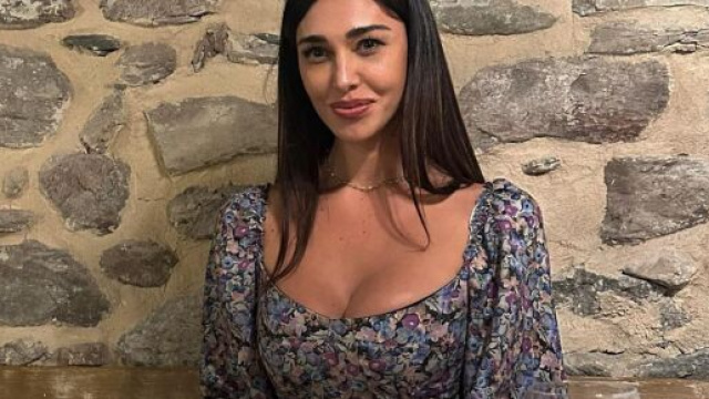 Belen torna a mostrarsi in foto, alcuni fan: 'Una trovata per tenere attenzione su di lei'.