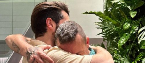 DJ Alok abraça o pai (Reprodução/Instagram/@alok)