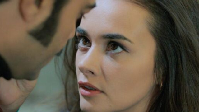 Terra Amara anticipazioni turche: l'amante di Yaman finge di essere incinta, lui la scopre.