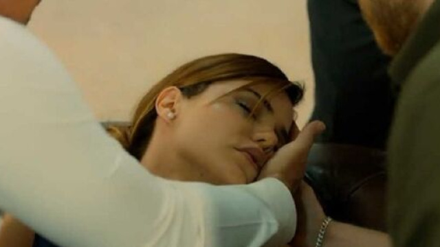 Terra amara, trame turche: Zuleyha apprende della morte di Demir e sviene.