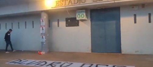 Las personas colocaron una pancarta en la puerta 00 del estadio (X, @COPECordoba)