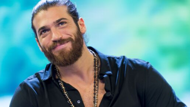 Can Yaman ha scaraventato per terra il cellulare di un fan.