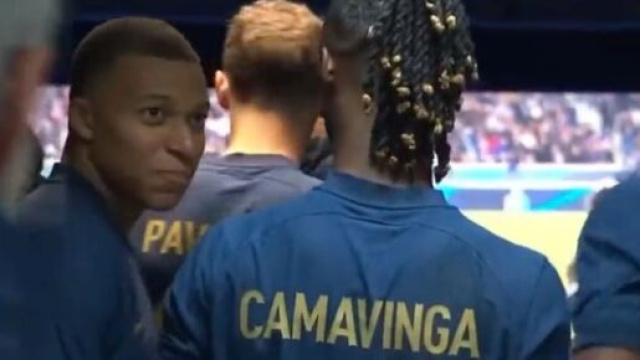 Mbappé et Camavinga avec l'équipe de France. (screenshot Twitter - @L1LAHMED1A)