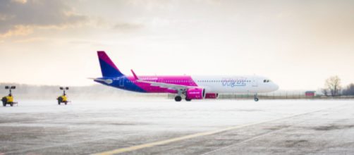 La aerolínea Wizz Air tuvo que alojar a los pasajeros en varios hoteles de Zaragoza (X, @wizzair)