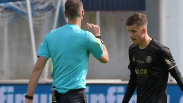 L'arbitre de Troyes-ASSE équipé d'un micro samedi dernier. (screenshot Twitter - @beinsports_FR)